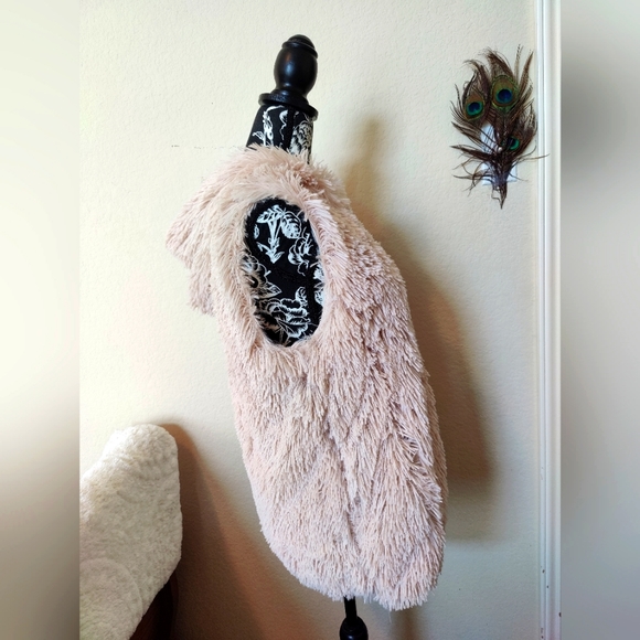 Angie sleeveless and hooded light Pink fuzzy vest with front zipper (Small) π©· - Picture 5 of 16